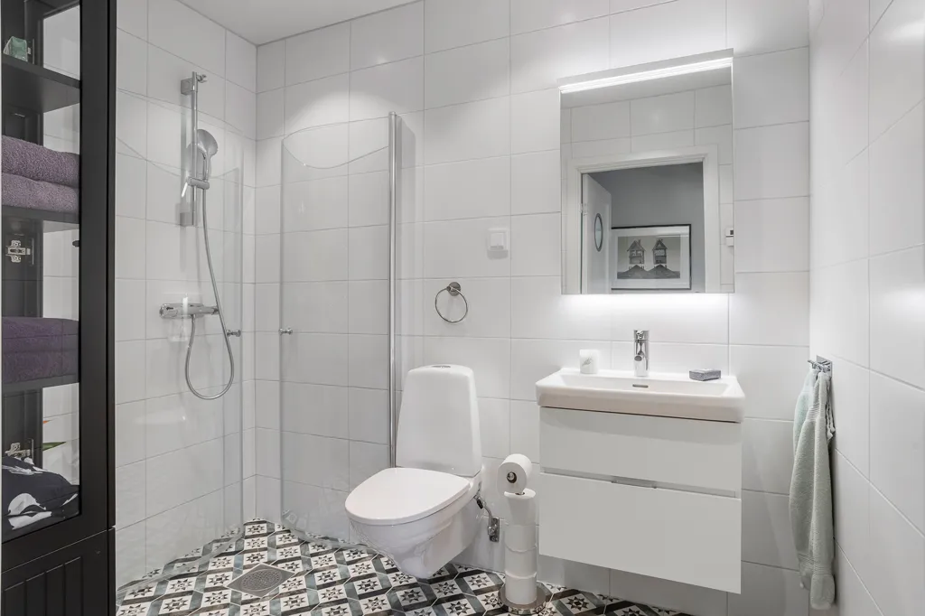 Bagni - Contemporary Villa with Pool in Läggesta