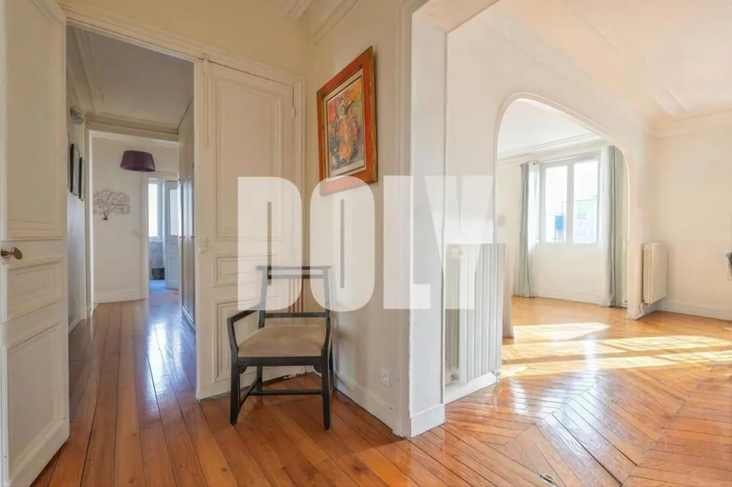 Living Room - 5-Piece Apartment with Balcony in Saint-Mandé