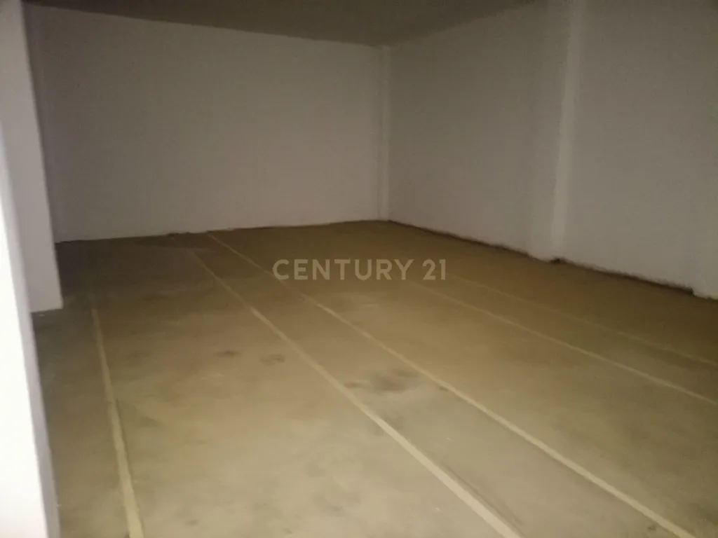 Garaaž - Pareded Chalet with Large Parcel in Montserrat