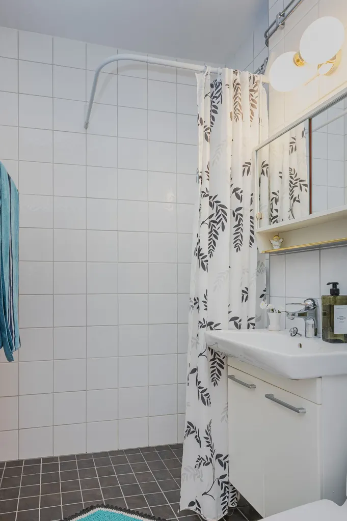Salles de bain - Two-Bedroom Apartment with Balcony in Central Location