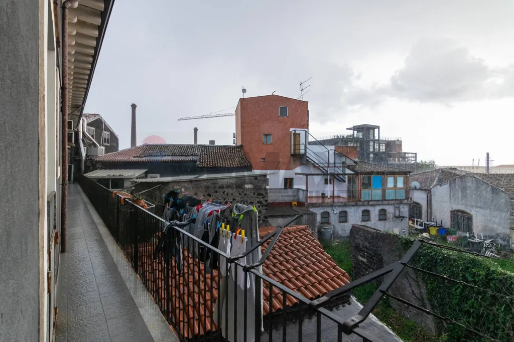 Rõdu - Modernised Apartment with Terrace in Catania
