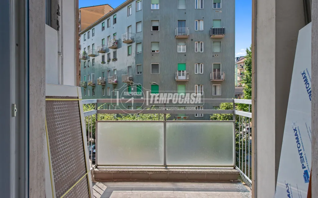 Rõdu - Modern Trilocale with Balconies in Milan