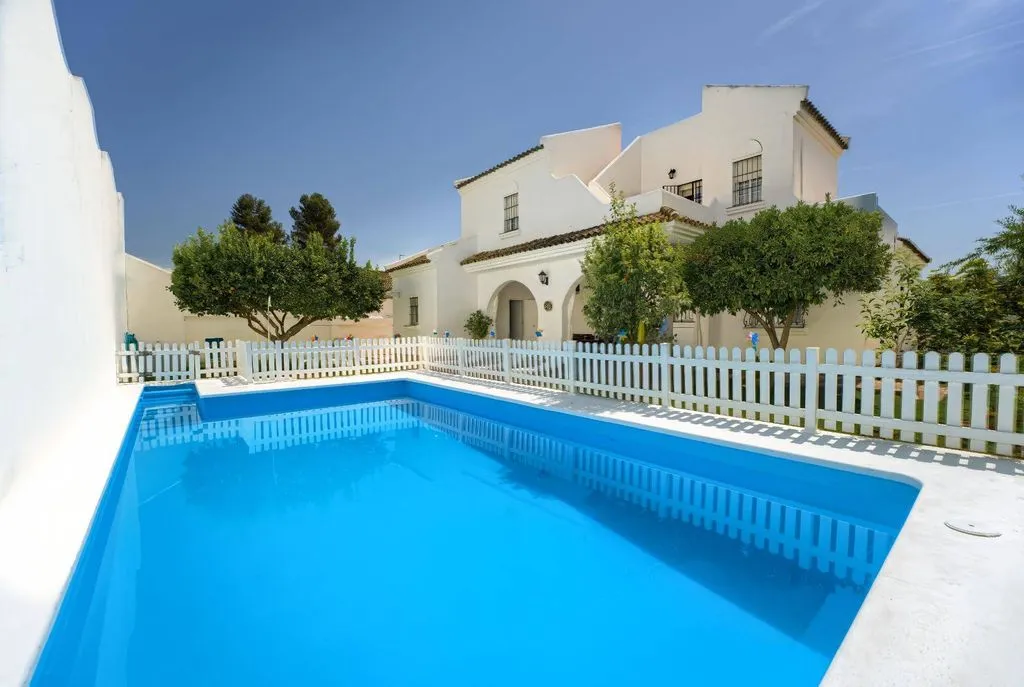 Piscina - Luxury Villa with Pool in Tomares