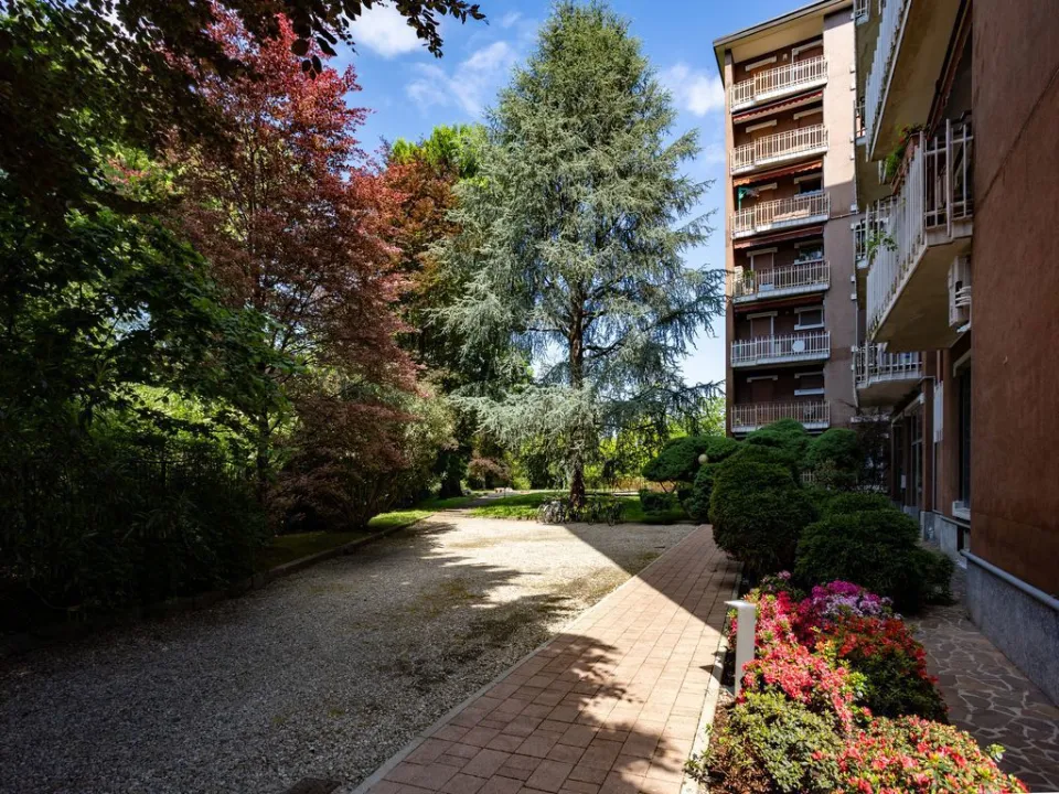 Aed - Apartment with Balcony in Monza