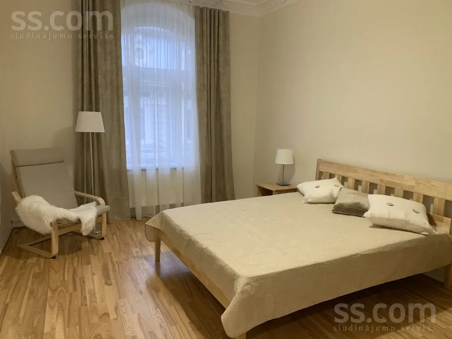 Chambres - Furnished Apartment with High Ceilings in Riga Centre