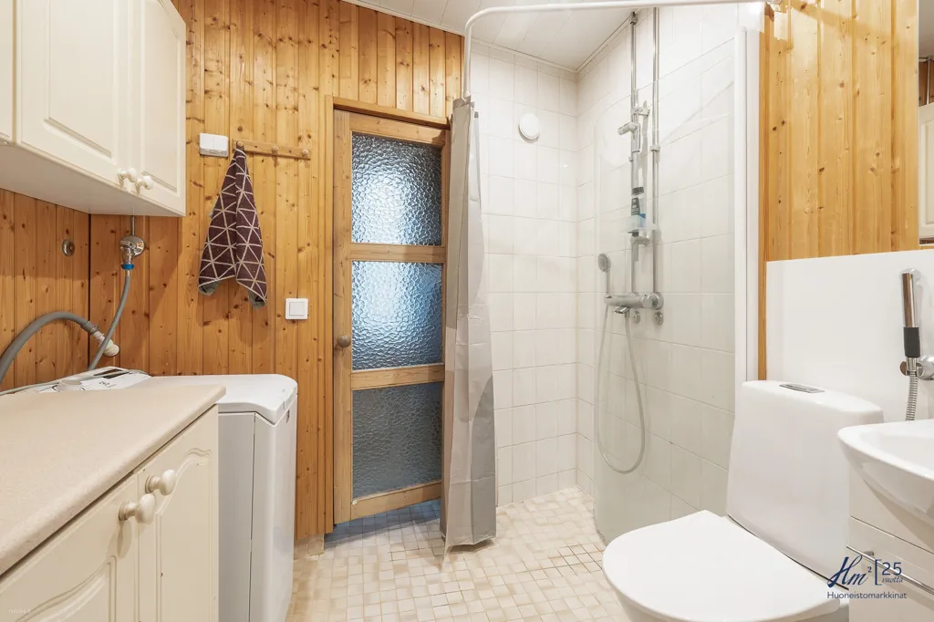 Bathrooms - Two-Bedroom Flat with Garden View in Runosmäki