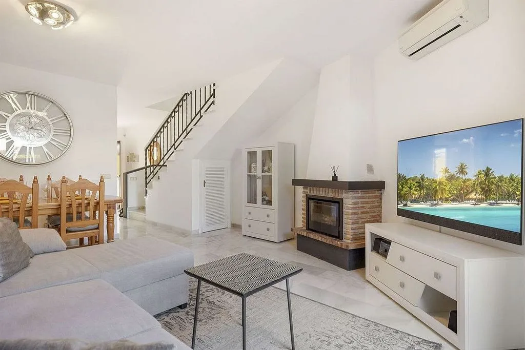 Living Room - Semi-Detached House with Pool in Bel Air