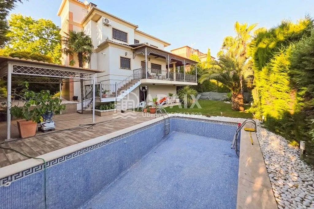Pool - Chalet with Pool in Baeza, Jaén