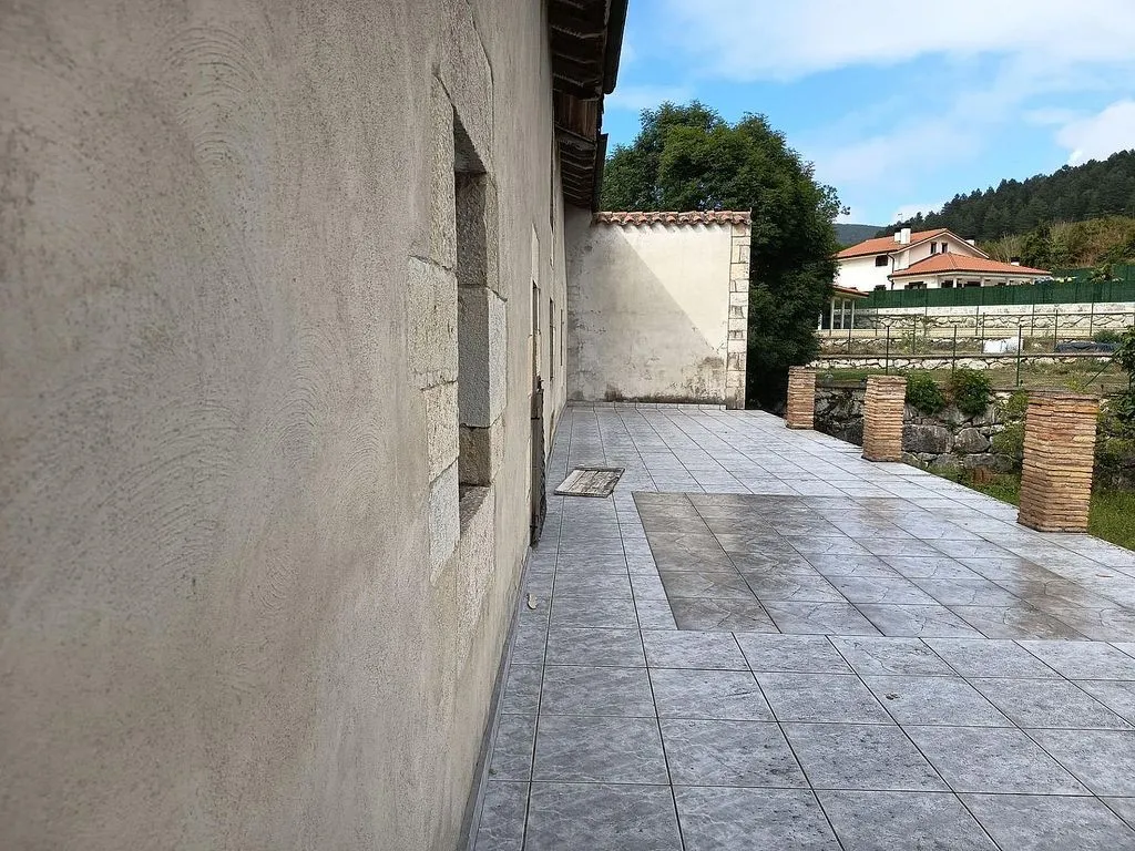 Terrace - Palatial House with Garden in Larumbe