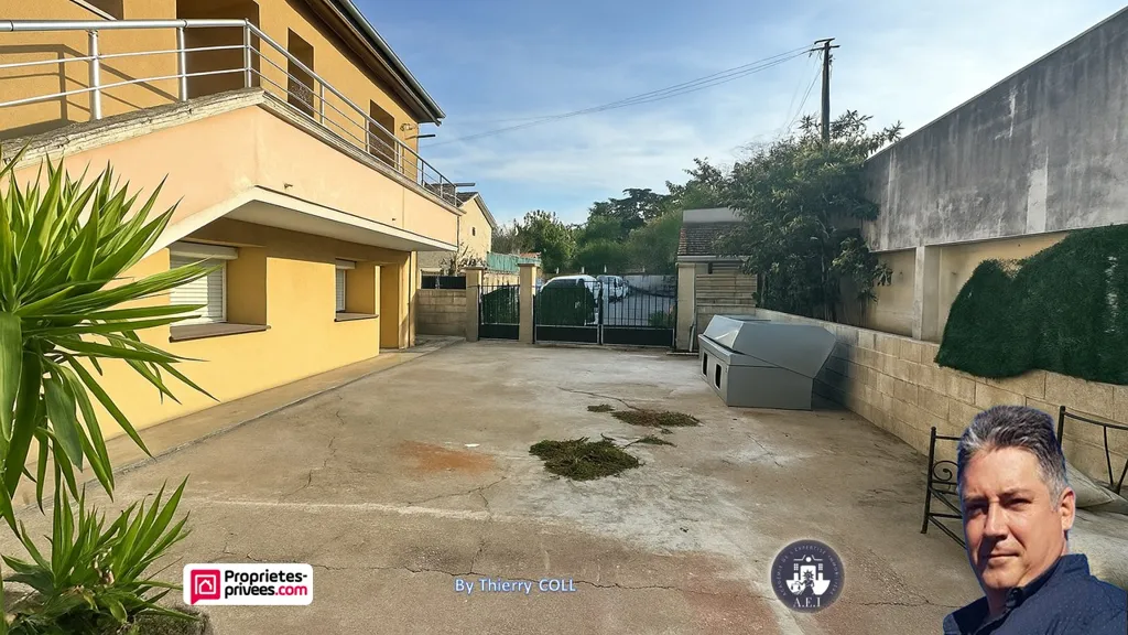 Aed - Spacious House with Pool in Vénissieux