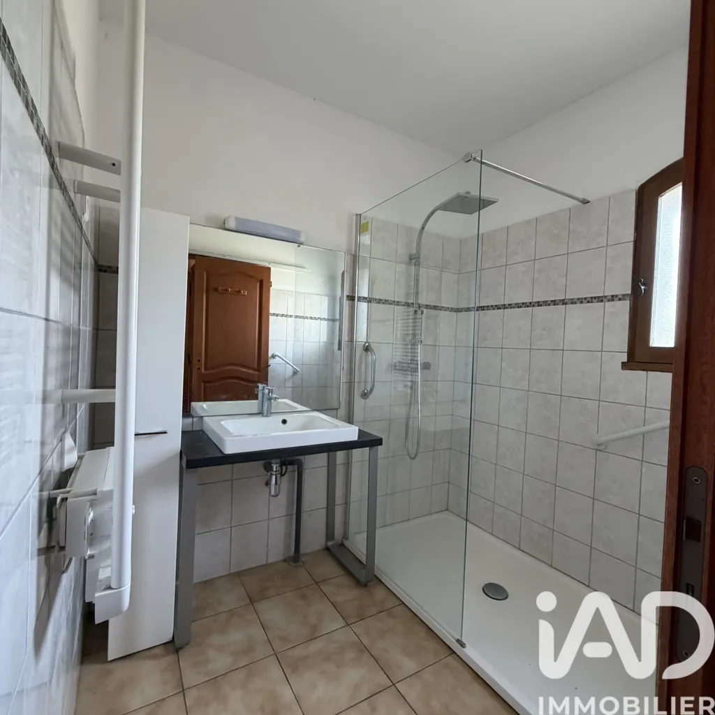 Salles de bain - Maison avec Fort Potentiel et Grand Terrain à Marseille