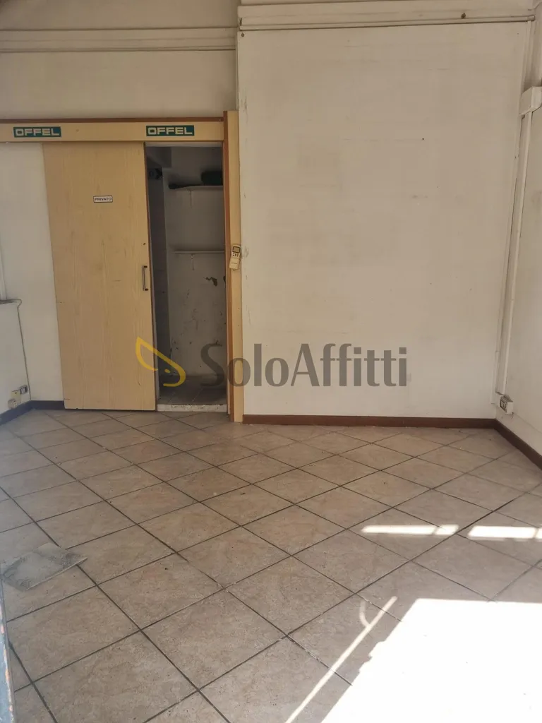 Garage - Commercial Unit with Shop Front in Via della Casella