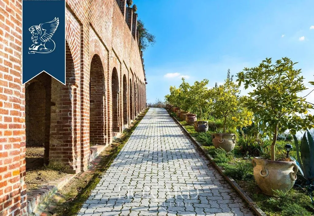 Jardin - 17th-Century Castle with Pool in Monferrato