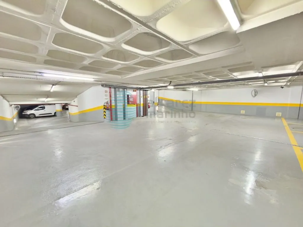Garage - Office with Air Conditioning in Campo Grande, Lisbon