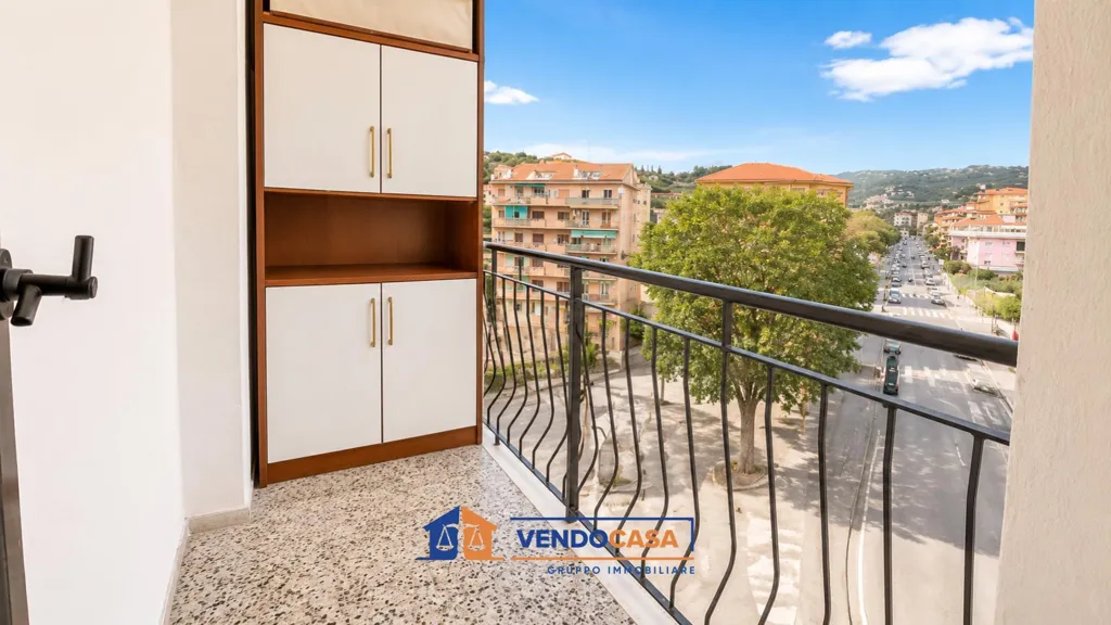 Rõdu - Central Triplex with Balcony in Imperia