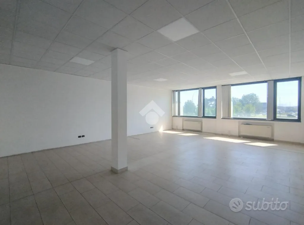 Pièces - Office Space with Double Aspect in Piacenza