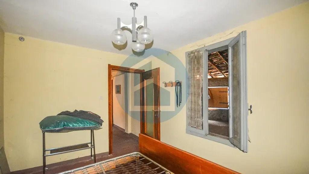 Hallway - Terraced House with Potential in Niardo