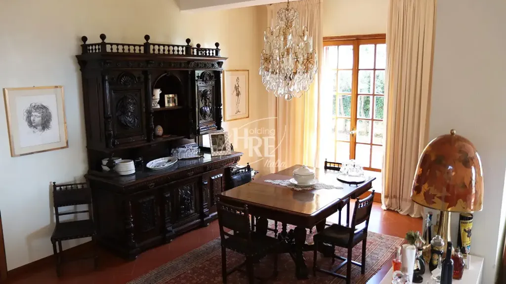 Salle à manger - Architectural Villa with Central Staircase in Amantea