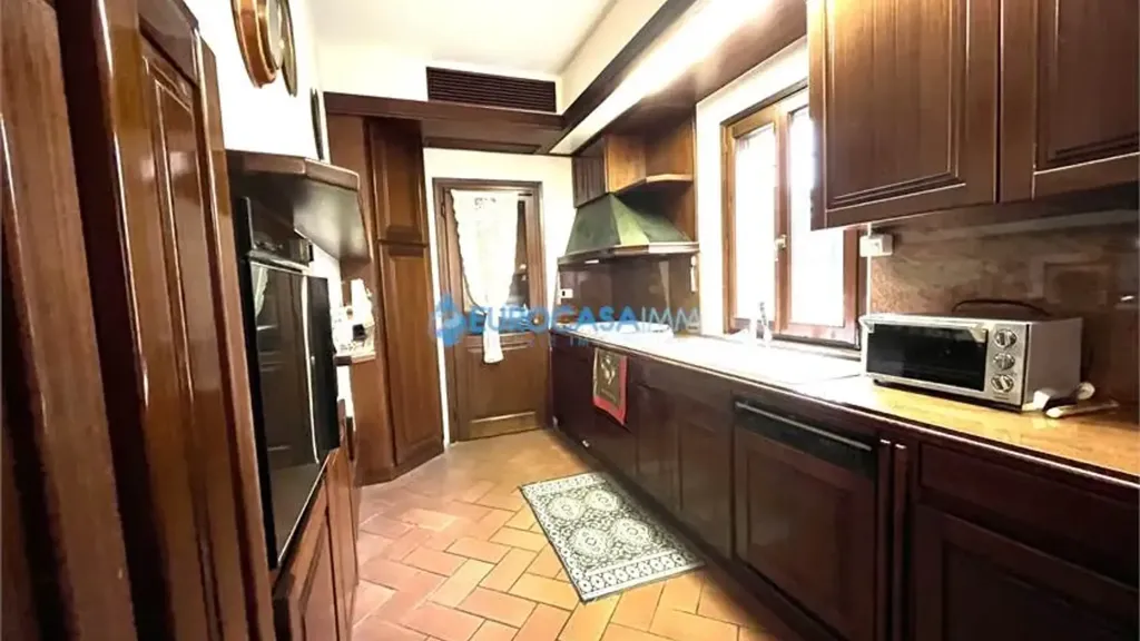 Kitchen - Villa with Private Garden in Rolo Historic Centre