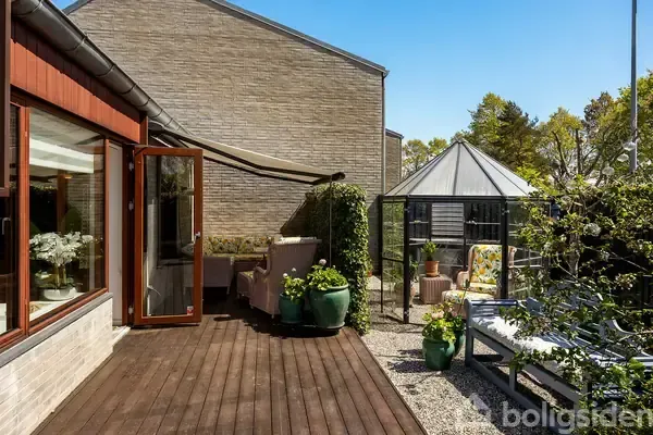 Terrasse - Modern End-Terrace House in Mørdrup