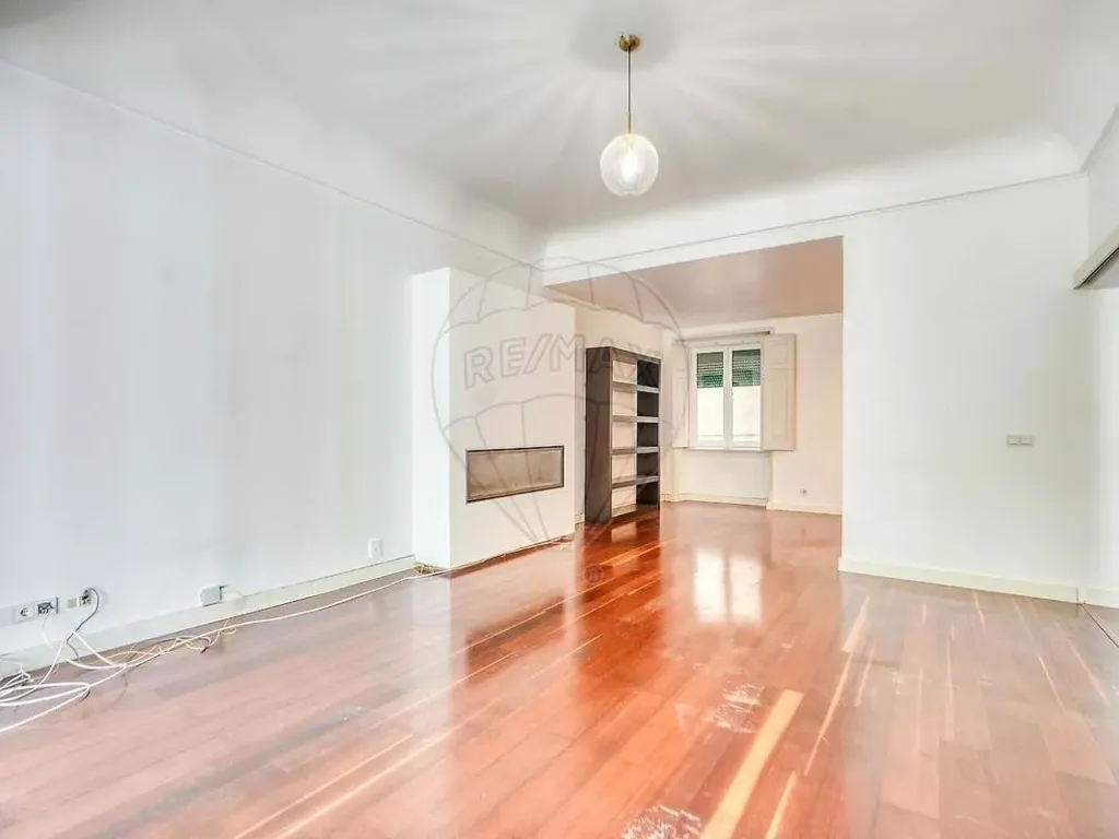 Séjour - Lisbon Condo with Terrace and Fireplace