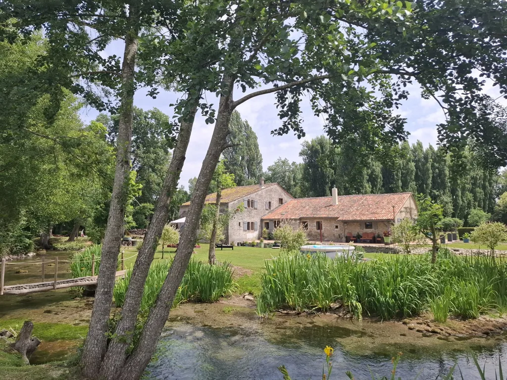 Giardino - Riverside Guest House with Mill in Chef Boutonne