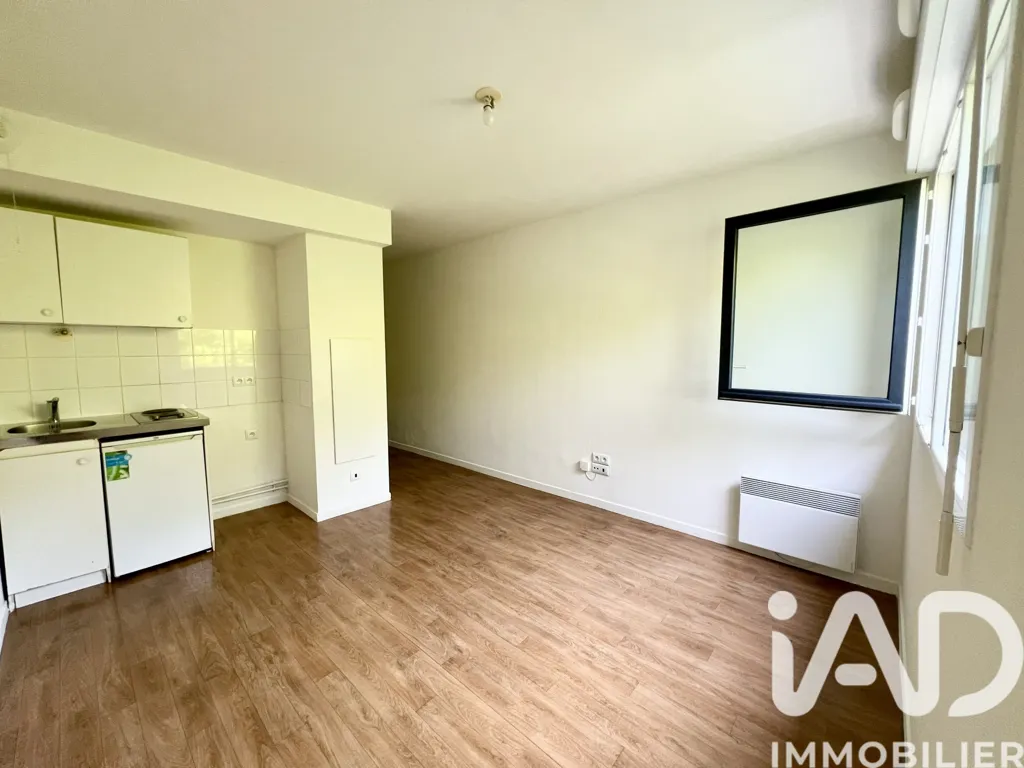 Kitchen - Studio with South Facing Balcony in Villeneuve-la-Garenne