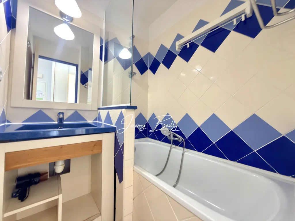 Vannitoad - 2-Bed Apartment with Terrace in Le Barcarès