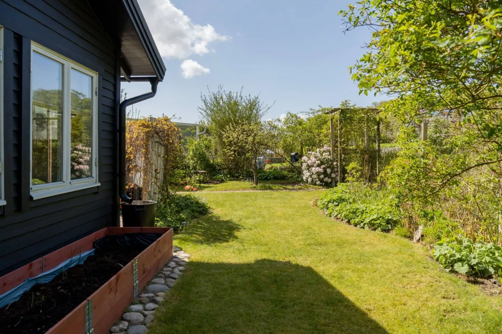 Aed - Charming Cottage with Garden in Senderöd