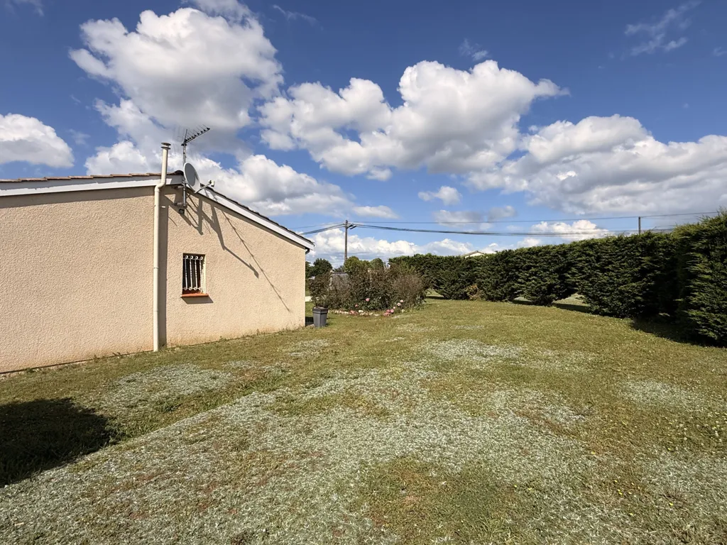 Jardin - Maison Individuelle avec Grand Terrain Clôturé