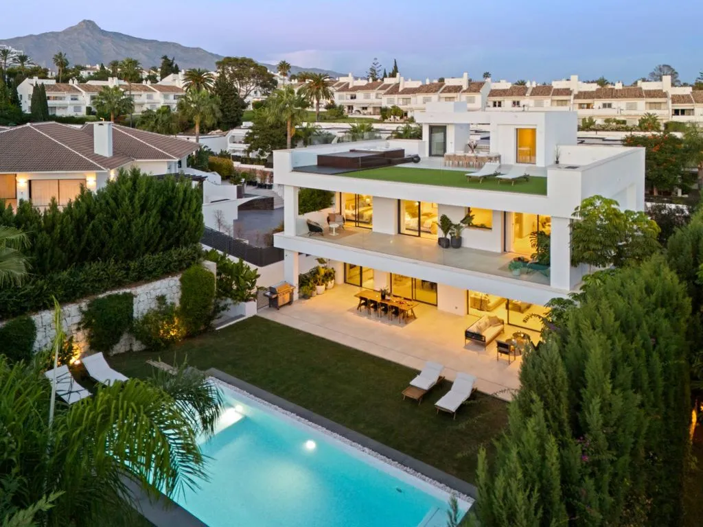 Piscine - Contemporary Villa with Pool in Nueva Andalucía