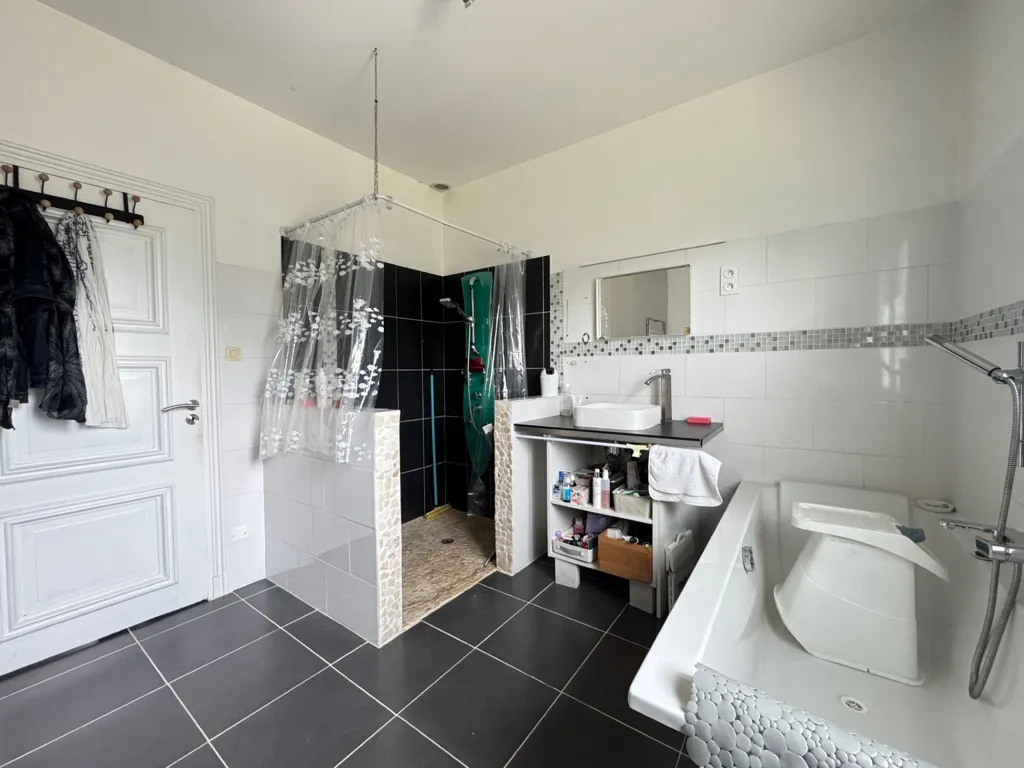 Bathrooms - Luxury House with Large Garden in Beaurepaire