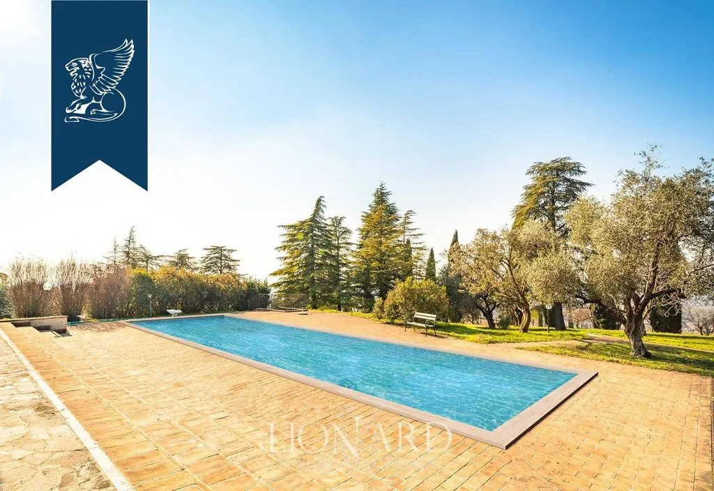 Piscine - Luxury Villa with Pool and Park in Verona