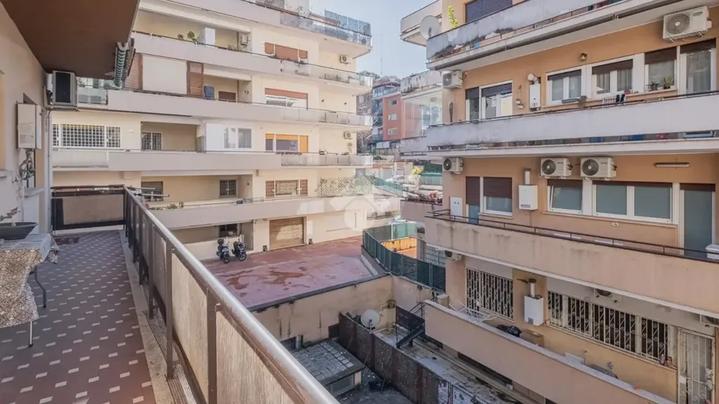 Balcon - Rearranged Apartment with Balcony in Rome