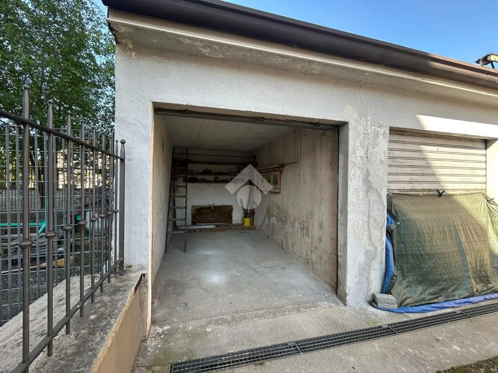 Garaaž - 3-Room Apartment with Balcony in Brescia