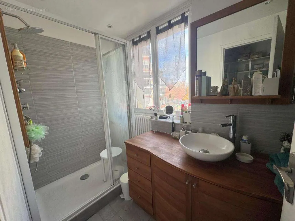 Salles de bain - Immeuble avec Terrasse et Parking au Blanc-Mesnil