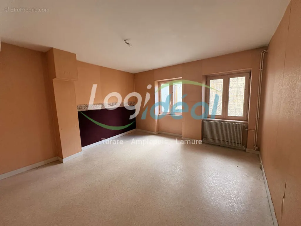 Toad - City Centre Flat with Balcony in Tarare