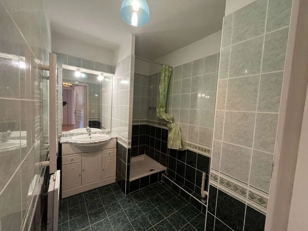 Bathrooms - Apartment with South-Facing Terrace in Fréjus