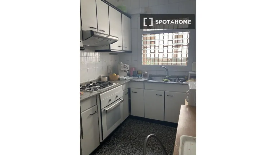 Cuisine - Shared Flat with Balcony in El Poble Sec, Barcelona