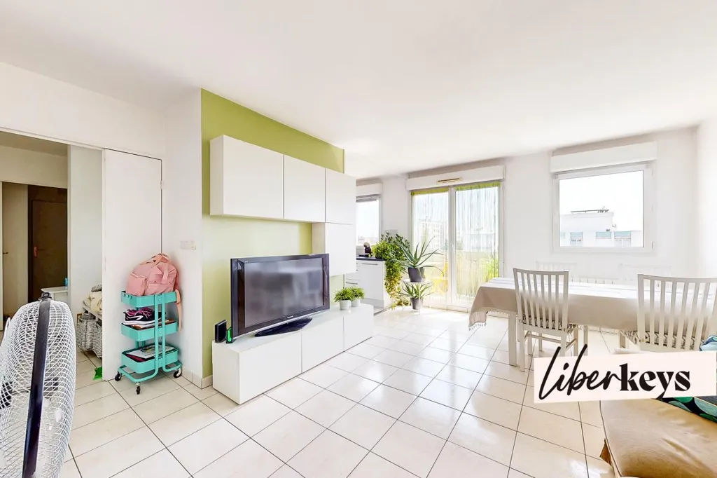 Soggiorno - Spacious 5-Bedroom Flat with Balcony in Bondy