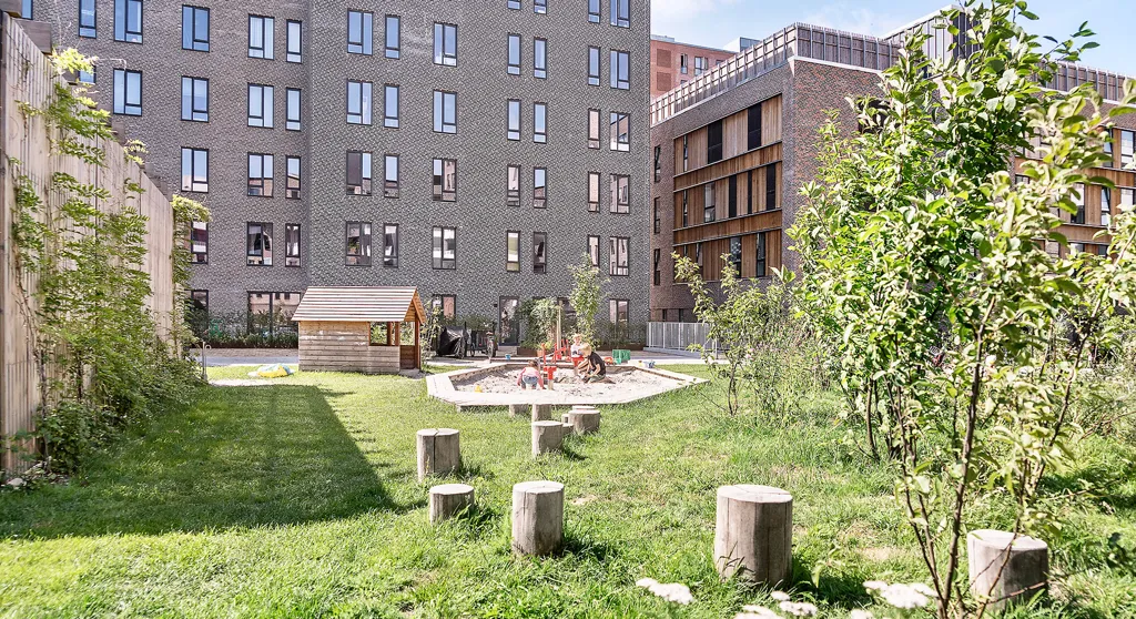 Aed - Spacious 2-Bedroom Flat with Large Balcony