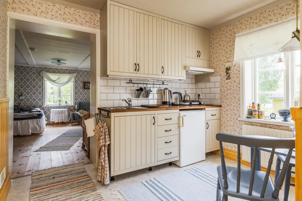 Cuisine - Historic Villa with Forest View in Västloning