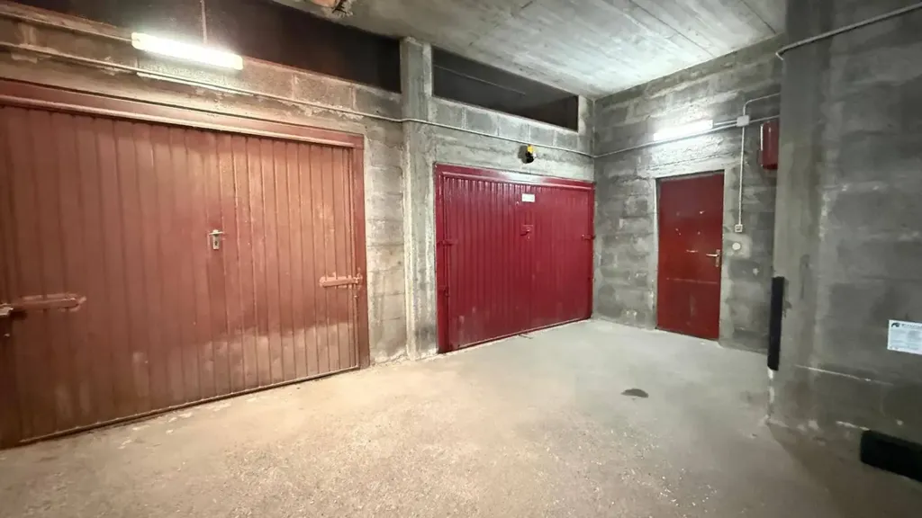 Garage - Spacious Apartment with Balconies in Caserta