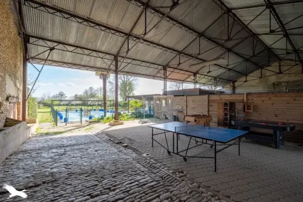 Pièces - Domaine historique avec piscine près de la côte
