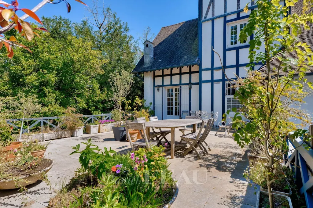 Terrass - 4-Bed Apartment near Saint-Cloud Golf Course