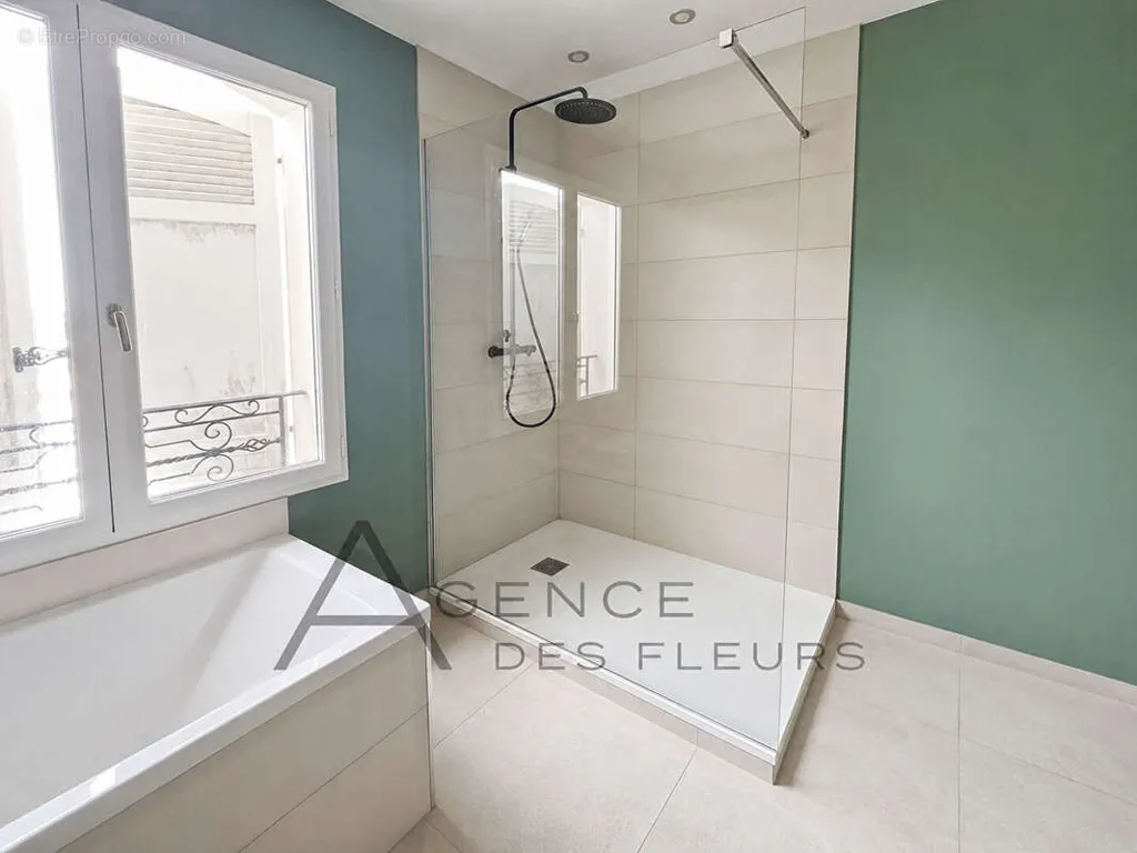 Salles de bain - Maison Rénovée avec Jacuzzi près d'Elbeuf