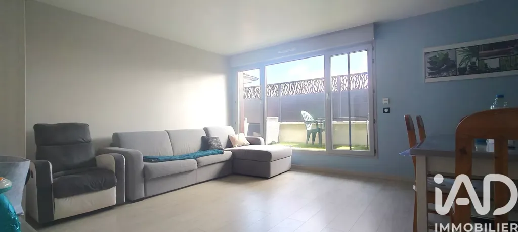 Living Room - 4-Bedroom Apartment with Terrace in Chelles
