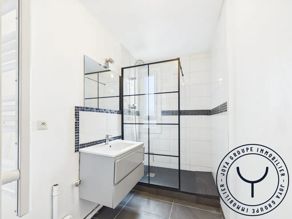 Salles de bain - Appartement Traversant avec Double Exposition à Saint-Julien-les-Villas