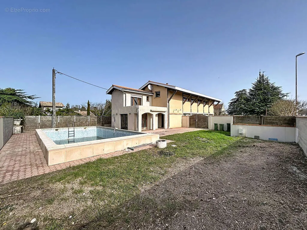 Piscine - Ensemble Immobilier avec Local Commercial à Pessac