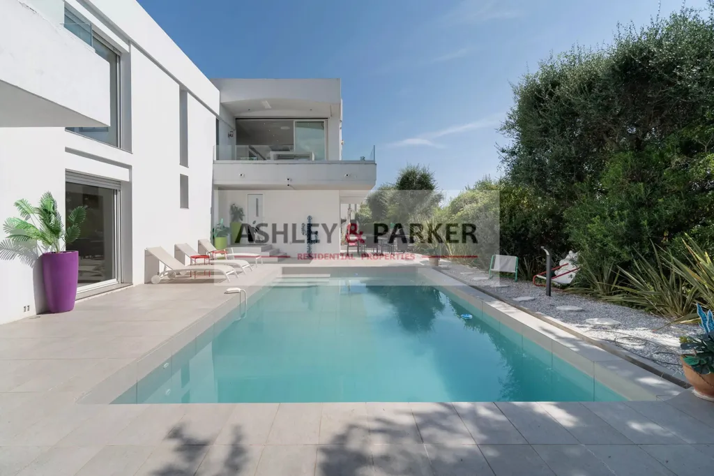 Piscina - Contemporary Villa with Sea View in Le Cannet